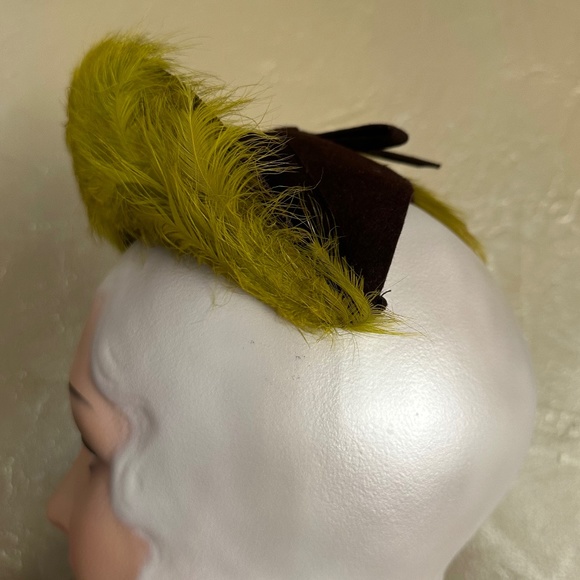 GORGEOUS 1930\'s BROWN FELT HAT WITH ASYMMETRICAL BRIM WITH CHARTREUSE FEATHERS main image 5